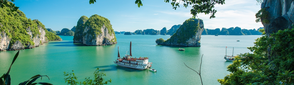 La baie d'Halong est considérée comme l'une des plus magnifiques merveilles naturelles du monde et l'un des sites emblématiques du voyage au Vietnam