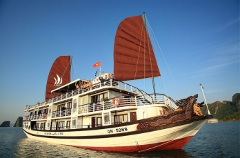 Jonque de 4 étoiles de 17 cabines en charme et sécurité, croisiere Baie Halong Glory Legend cruise offrant un excursion dans la baie