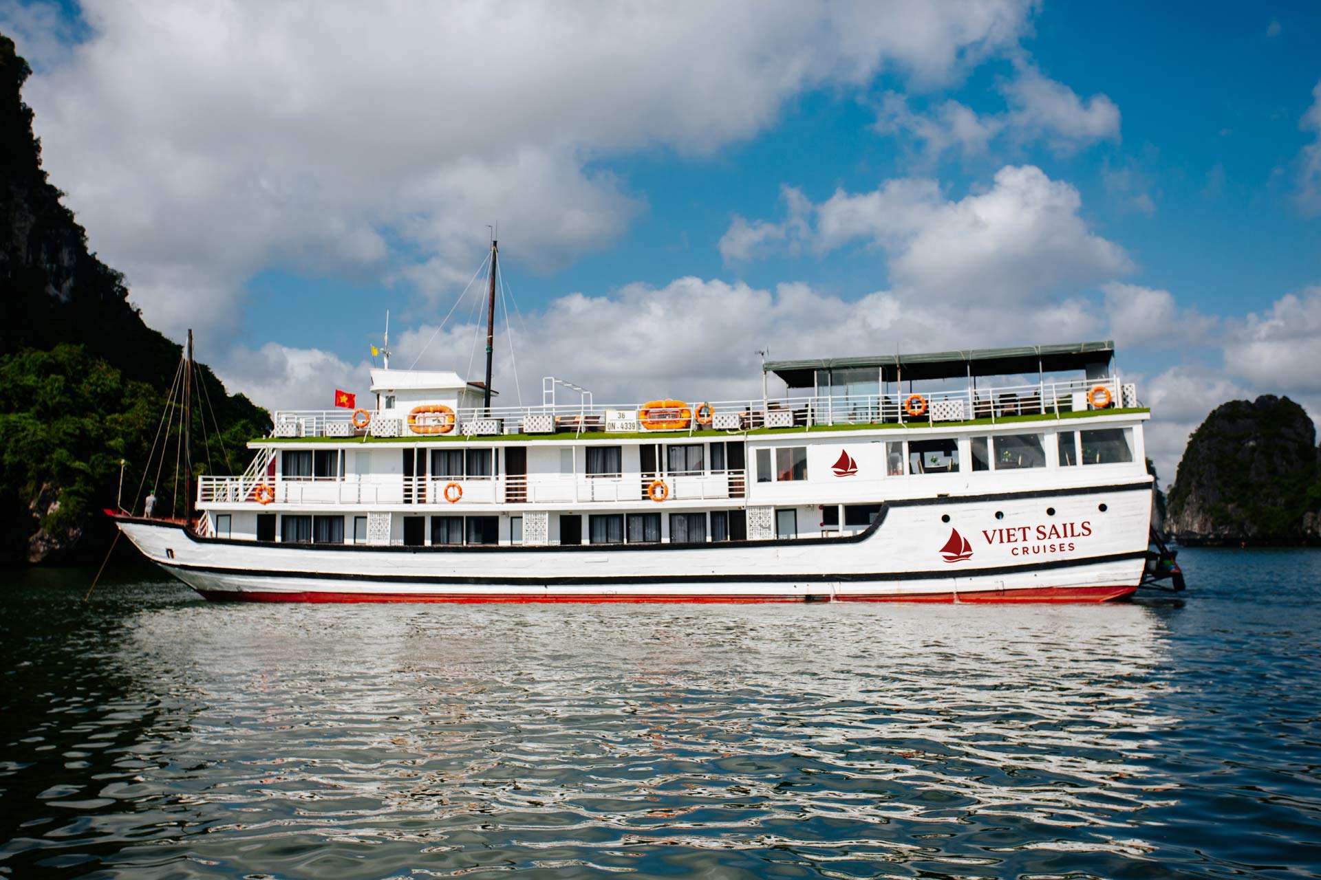 Jonque Vietsails Bai Tu Long