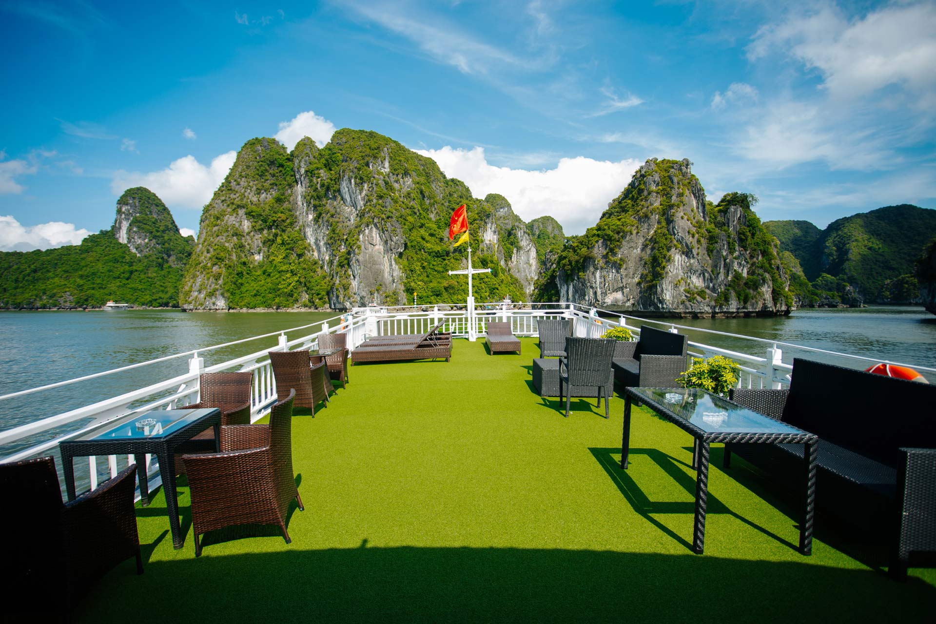 Jonque Vietsails Bai Tu Long