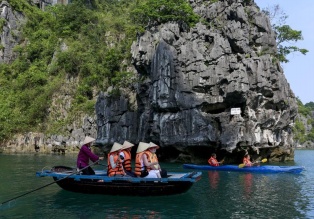 leur itinéraire vous mène vers des régions de la Baie d'Halong moins visitées.