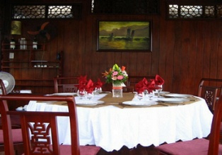 Le salon et la salle à manger; qui se trouvent aux deux extrémités du bateau sont deux espaces ouverts