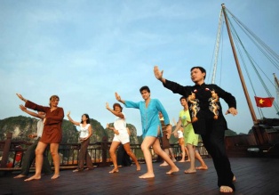 Si vous êtes d’humeur méditative, le pont-promenade offre un espace parfait pour la pratique matinale du Tai Chi.