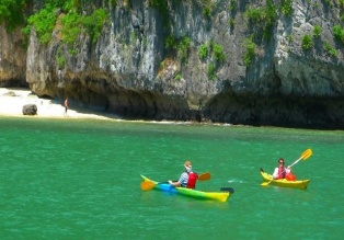 vous pouvez faire kayak, baignade, visite des villages flottants de pêcheurs, pêche.