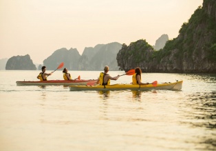 De multiples activités sont proposées telles que la pêche, la visite des villages flottants traditionnels, les excursions en kayak ou encore la baignade.