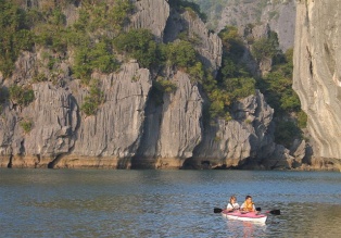 explorer les grottes avec des petits bateaux, kayak de mer