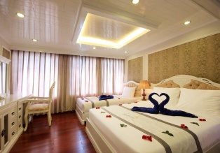 Halong Signature est une bonne combinaison entre le style traditionnel oriental et le confort moderne occidental avec 12 chambres spacieuses