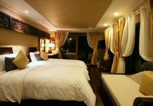 Cette jonque de Luxe dispose de 6 cabines: 2 cabines Luxe et 4 Suites.