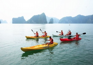 La jonque White Dolphin Halong propose des croisières avec plusieurs activités: excursion en kayak