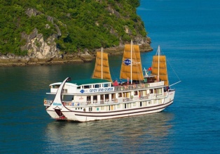 Cette jonque 4 étoiles propose des croisières de 2 jours et 3 jours dans les baies d'Halong, de Bai Tu Long et de Lan Ha.