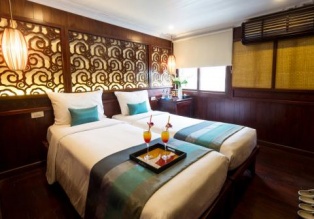 Bhaya Cruises vous accueille sur des bateaux de croisière de luxe de style oriental dans la baie d'Ha Long.