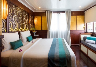 Toutes nos cabines et suites de luxe ont été décorées en bois dur traditionnel vietnamien, créant une atmosphère luxueuse