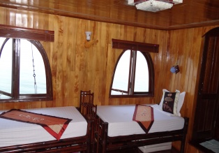 Chambre disposant d’un grand lit et deux lits séparés