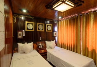 Les cabines sont inspirées des jonques chinoises, toute en bois et d'un incroyable confort sont à expérimenter