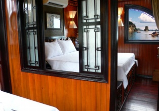 L'Amour 1 cabine est une jonque idéale pour les amoureux et notamment ceux qui viennent réaliser leur voyage de noce au Vietnam.