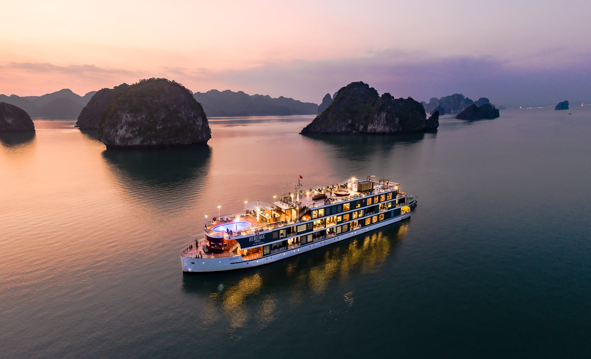 Baie d'Ha Long ou Croisière sur le Mékong : quelle aventure choisir en famille ?