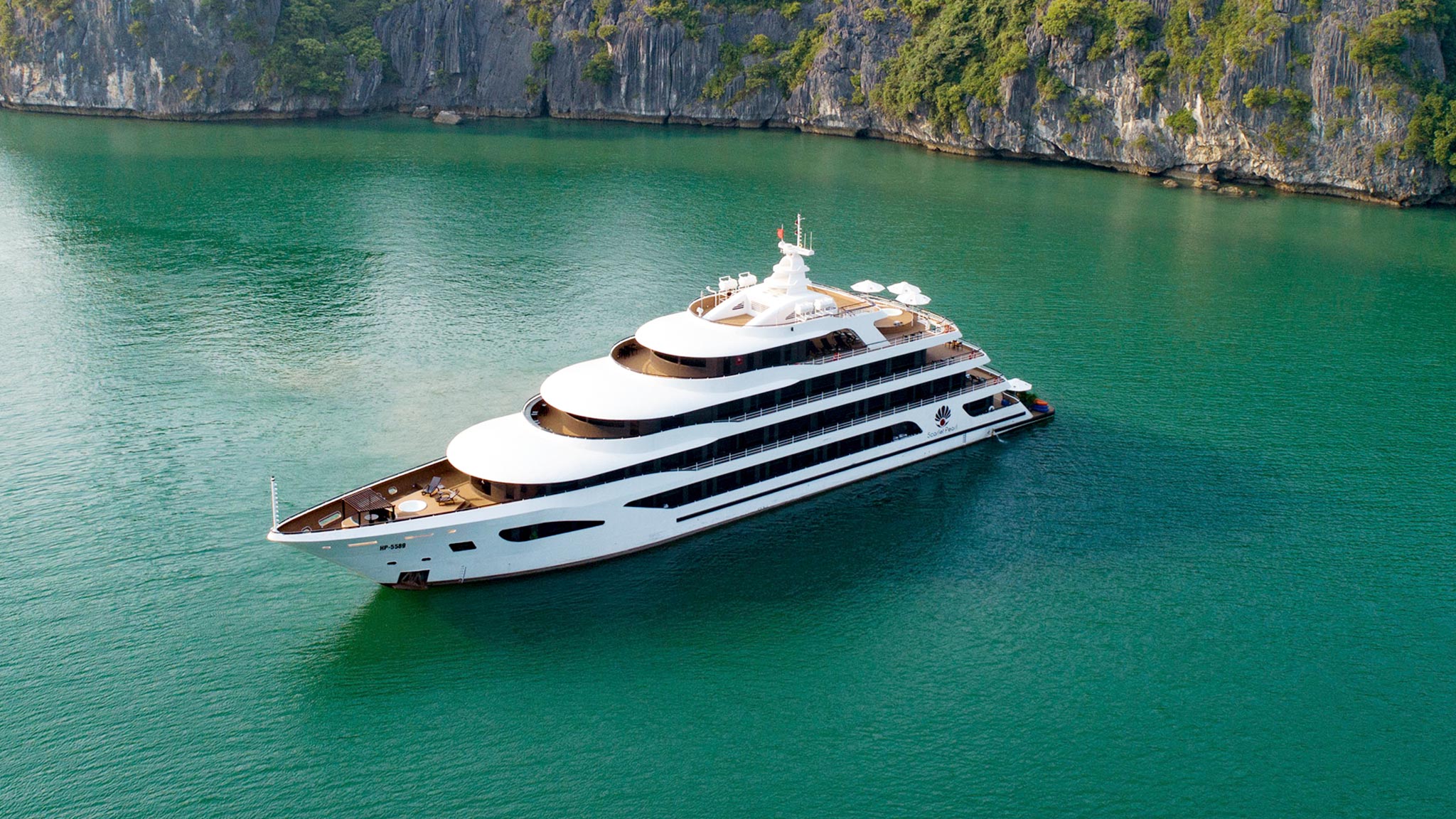 Croisière dans la Baie d'Halong : comment éviter les pièges à touristes et vivre une nuit inoubliable