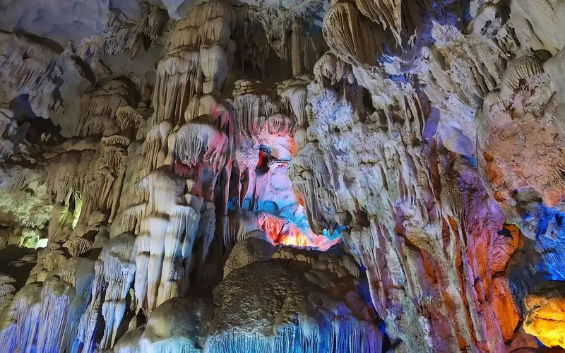 Grotte Thiên Cung à Ha Long : Voyage au Cœur d'un Palais Céleste