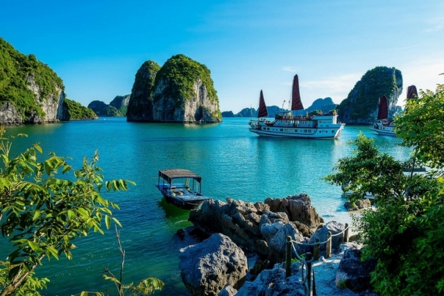 Pour éviter le tourisme de masse, mieux vaut opter pour une croisière dans les baies de Bai Tu Long et de Lan Ha.