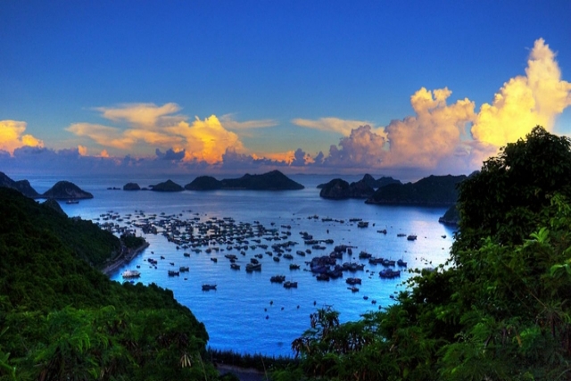 La baie de Lan Ha se situe au Sud de la baie d'Halong, tout près de l'île de Cat Ba