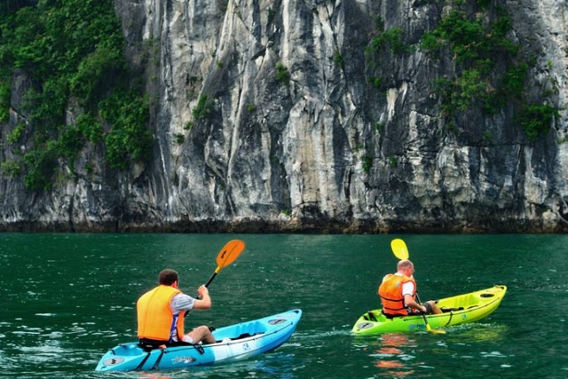 Kayak dans l'eau cristalline de la baie d'Halong