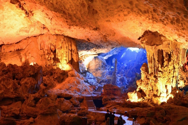 La grotte Sung Sot est une des grottes les plus belles et larges de la baie d'Ha Long