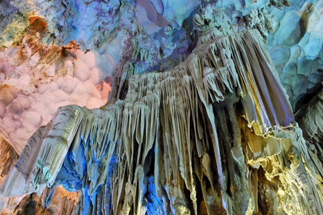 La grotte Dau Go est sur l'île ayant le même nom dans la bai d'Ha Long