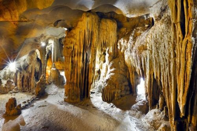 La grotte de Me Cung ou Labyrinthe dans la baie d'Halong est une des plus somptueuse grotte. 