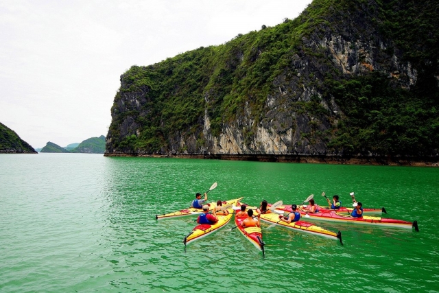 À ce jour , il y a eu de nombreux touristes nationaux impliqués kayak dans la baie d'Halong