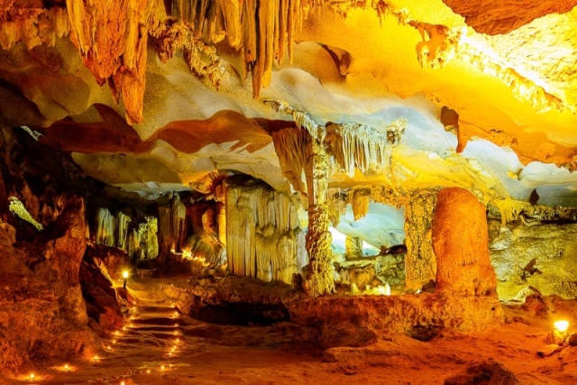 Grotte de Thien Canh Son apporte aux visiteurs des stalagmites et stalactites extrêmement sublimes et mystérieuses.