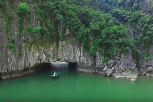La grotte de Luon se situe sur l'île de Bo Hon.