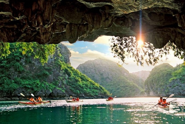Découvrez la beauté de la grotte Dark and Bright, le site le plus spectaculaire de la baie de Lan Ha